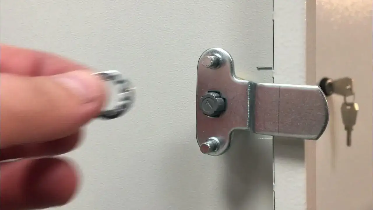 Wymiana zamka w szafce szkolnej