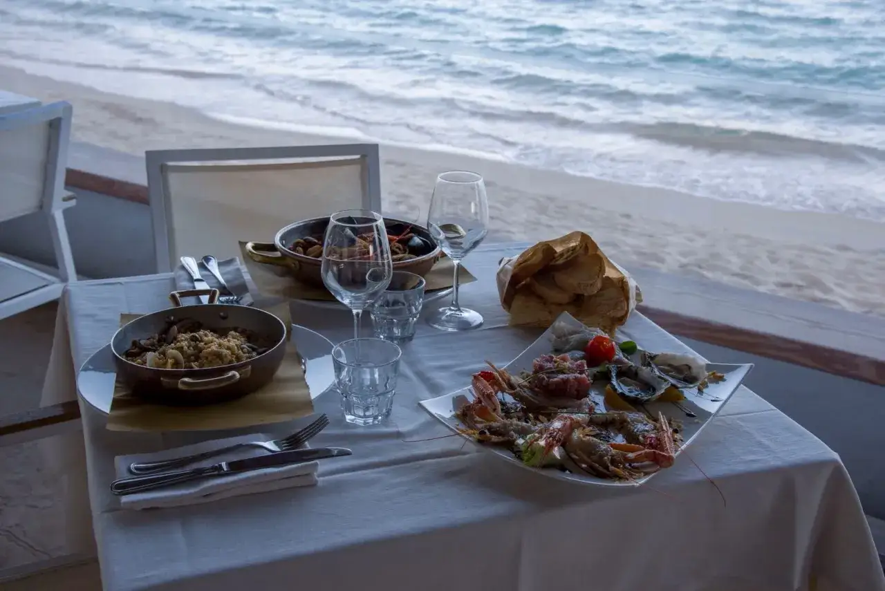 Romantyczna kolacja na tarasie z widokiem na morze