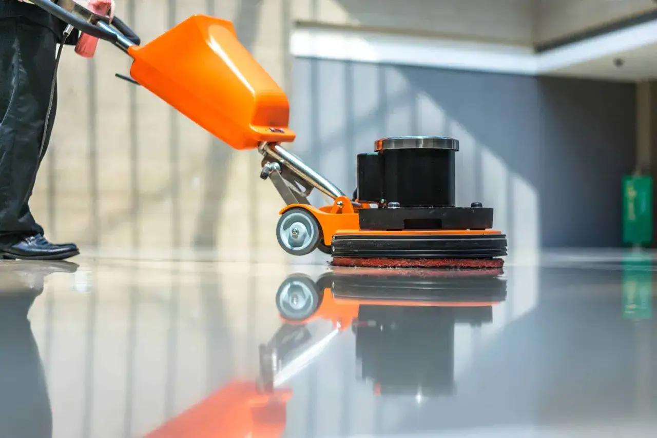 Profesjonalne czyszczenie podłogi z kleju na płytkach gresowych za pomocą maszyny jednotarczowej.