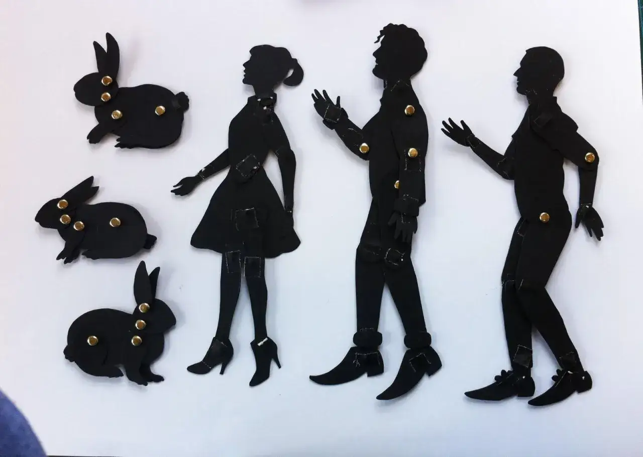 Czarno-białe sylwetki postaci i kr&oacute;lik&oacute;w, połączone złotymi nitami, to świetne animacja poklatkowa przykłady.