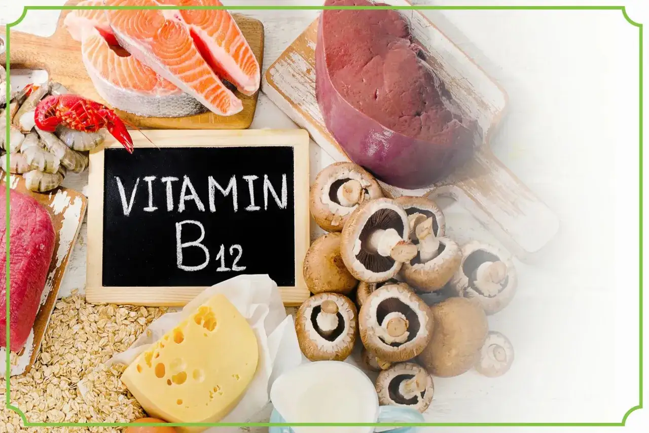 Produkty bogate w witaminę B12: łosoś, wątróbka, wołowina, krewetki, ser, jajka, grzyby, płatki owsiane.