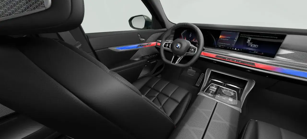 Wnętrze nowego BMW Serii 7, z nowoczesnym kokpitem i ambientowym oświetleniem. Zastanawiasz się, ile kosztuje nowe BMW 7?
