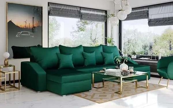 Butelkowa zieleń i złoto w salonie