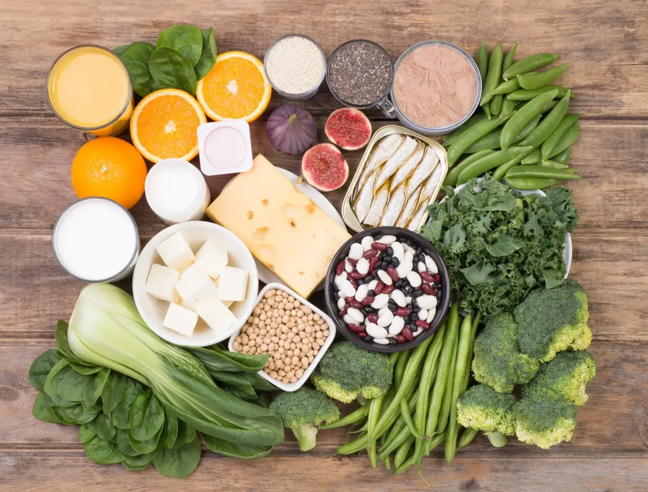 Składniki do diety bez nabiału: mleko, jogurt, ser, tofu, pomarańcze, szpinak, brokuły, fasola, sardynki, tuńczyk, figi, nasiona chia, sezam.