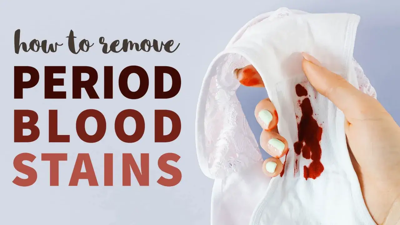 Jak zmyć krew z ubrania? Dłoń pokazuje białą bieliznę z plamami krwi.