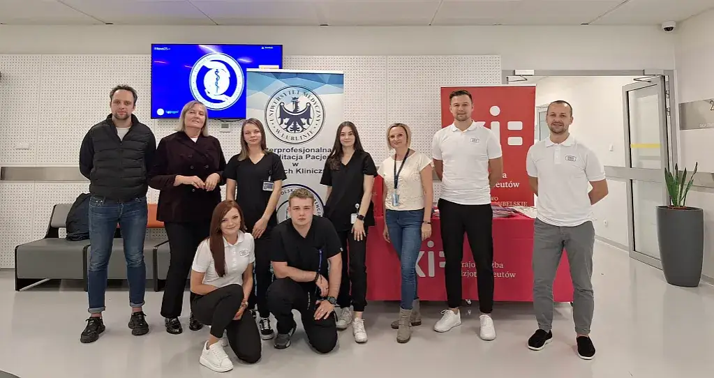 Grupa fizjoterapeut&oacute;w na konferencji medycznej