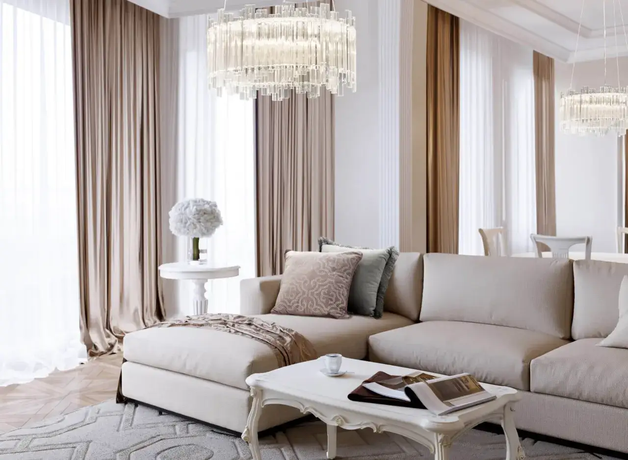 Elegancki, **modern classic salon** z jasną sofą, kryształowym żyrandolem i zasłonami w odcieniach beżu.
