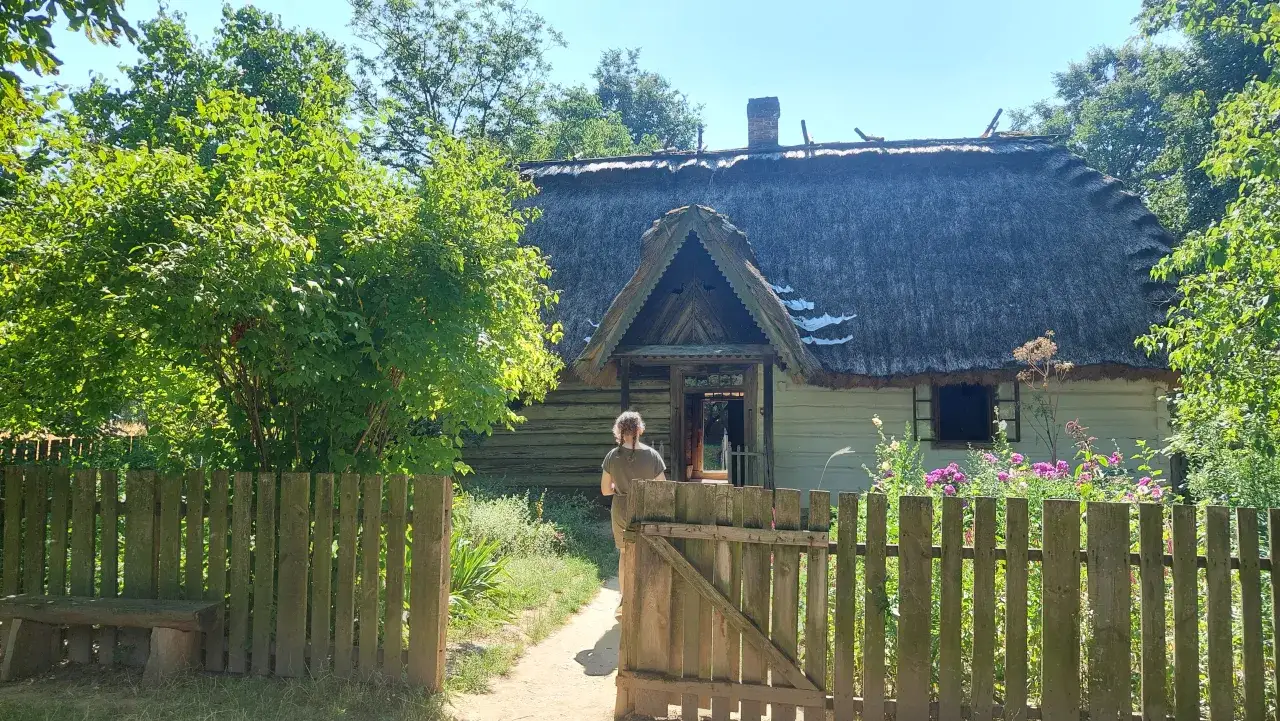 Drewniana chata ze słomianym dachem, gdzie nagrywano 