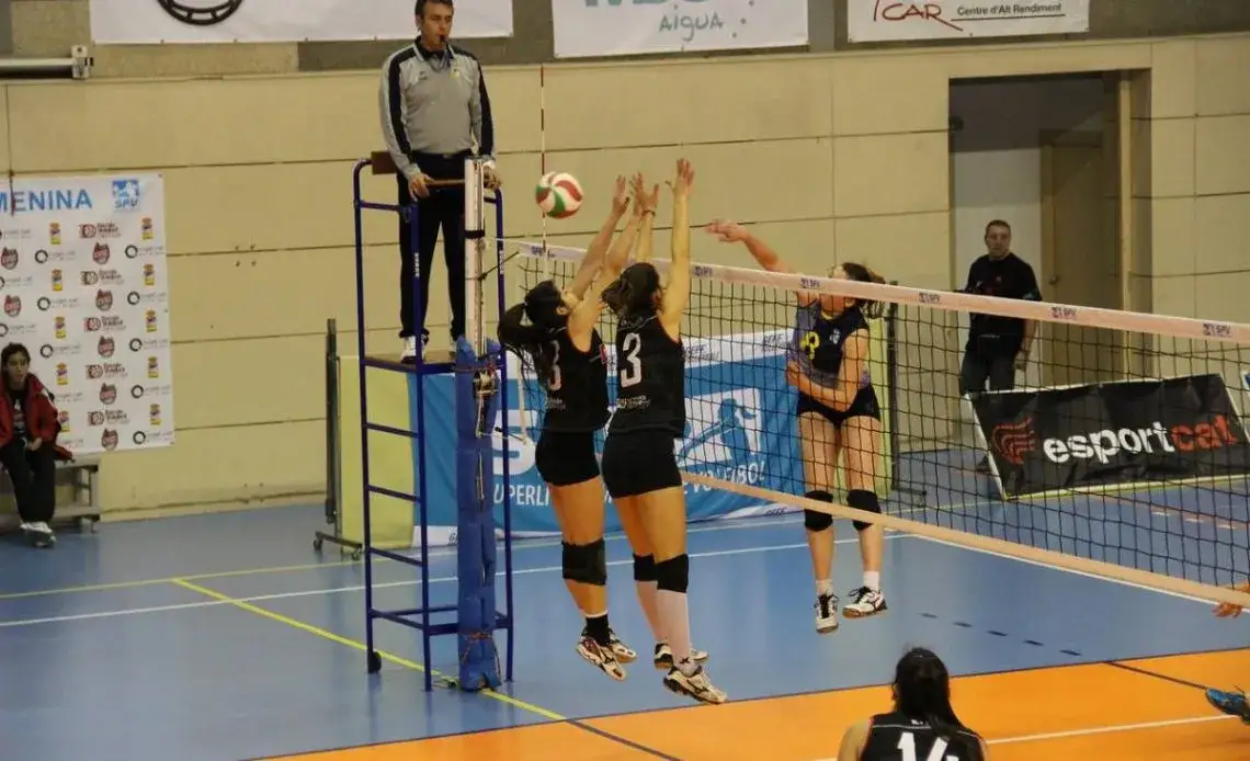 Sędzia siatkówki pokazuje kartki, hierarchia kar w siatkówce