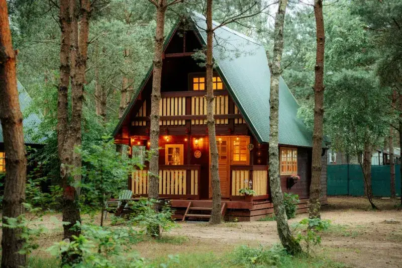 Zdjęcia r&oacute;żnych typ&oacute;w nocleg&oacute;w w lesie (agroturystyka, domek, pensjonat)