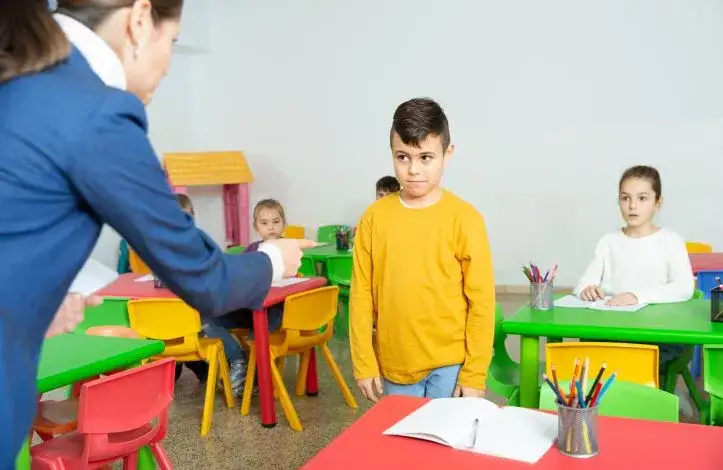 Nauczyciel wydający polecenie uczniowi w klasie, bez użycia siły