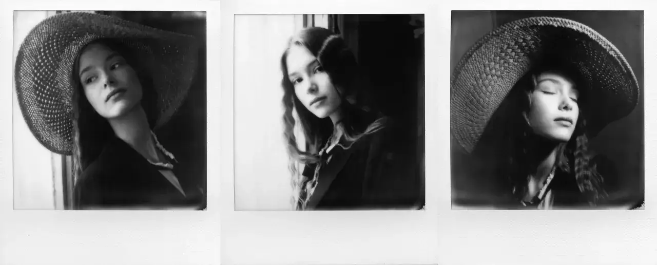 Trzy czarno-białe zdjęcia młodej kobiety w dużym kapeluszu, wykonane aparatem natychmiastowym.