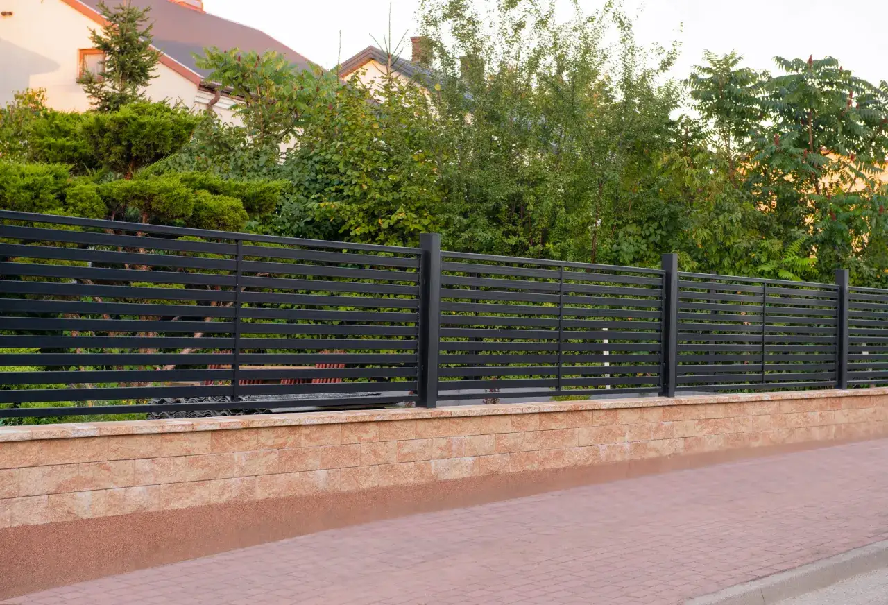 Malowanie płotu betonowego przed i po