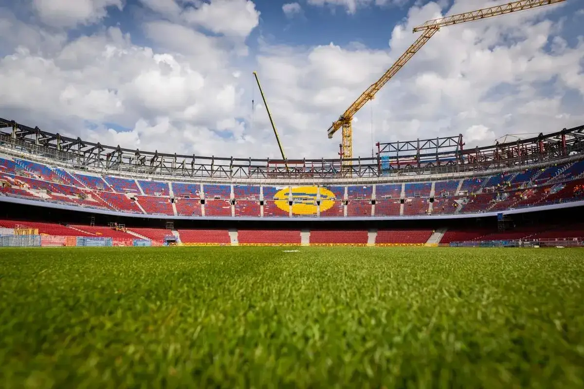 Stadion w budowie, z żurawiami i pustymi trybunami. Czy Barcelona gra w Lidze Mistrzów? Na razie trwa remont.