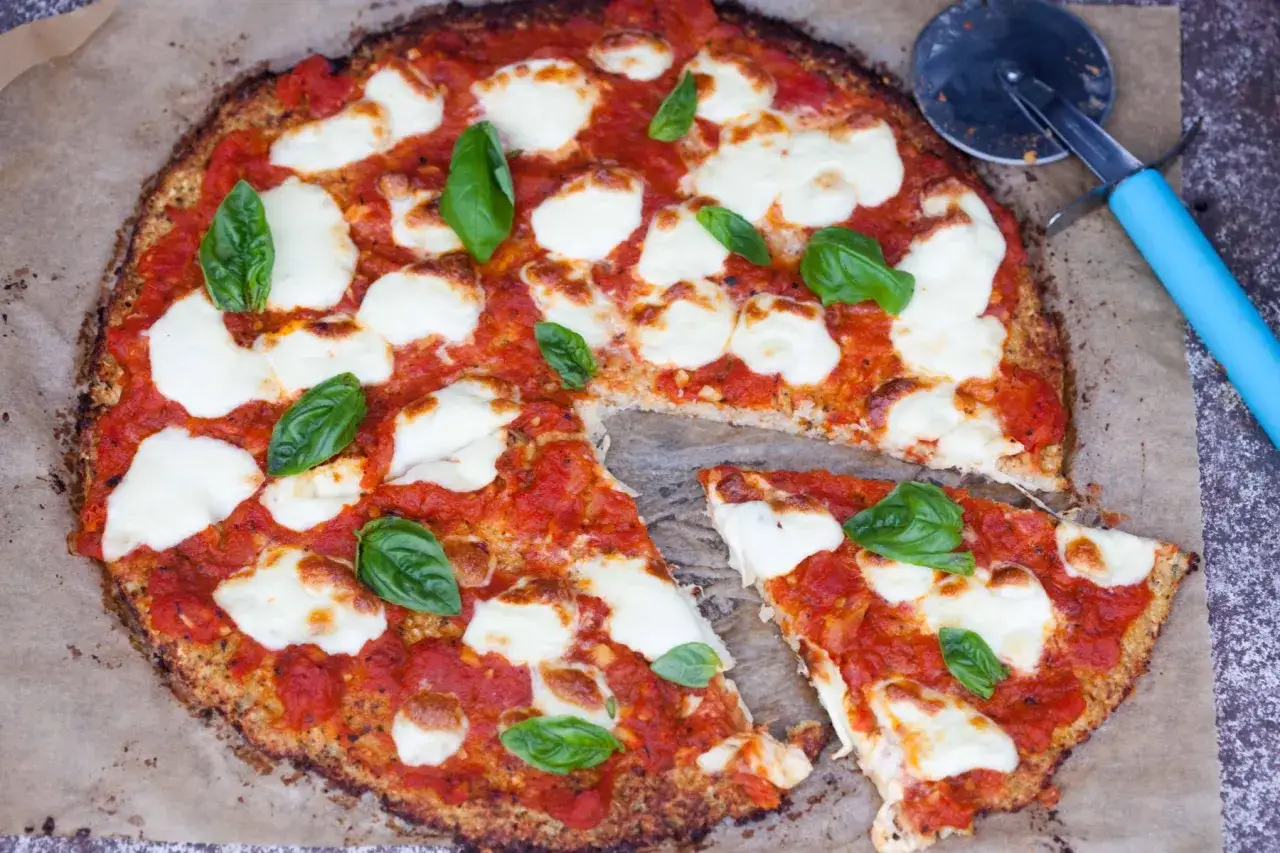 Pizza z kalafiora z mozzarellą i bazylią – świetny pomysł, co zrobić z kalafiora na obiad.