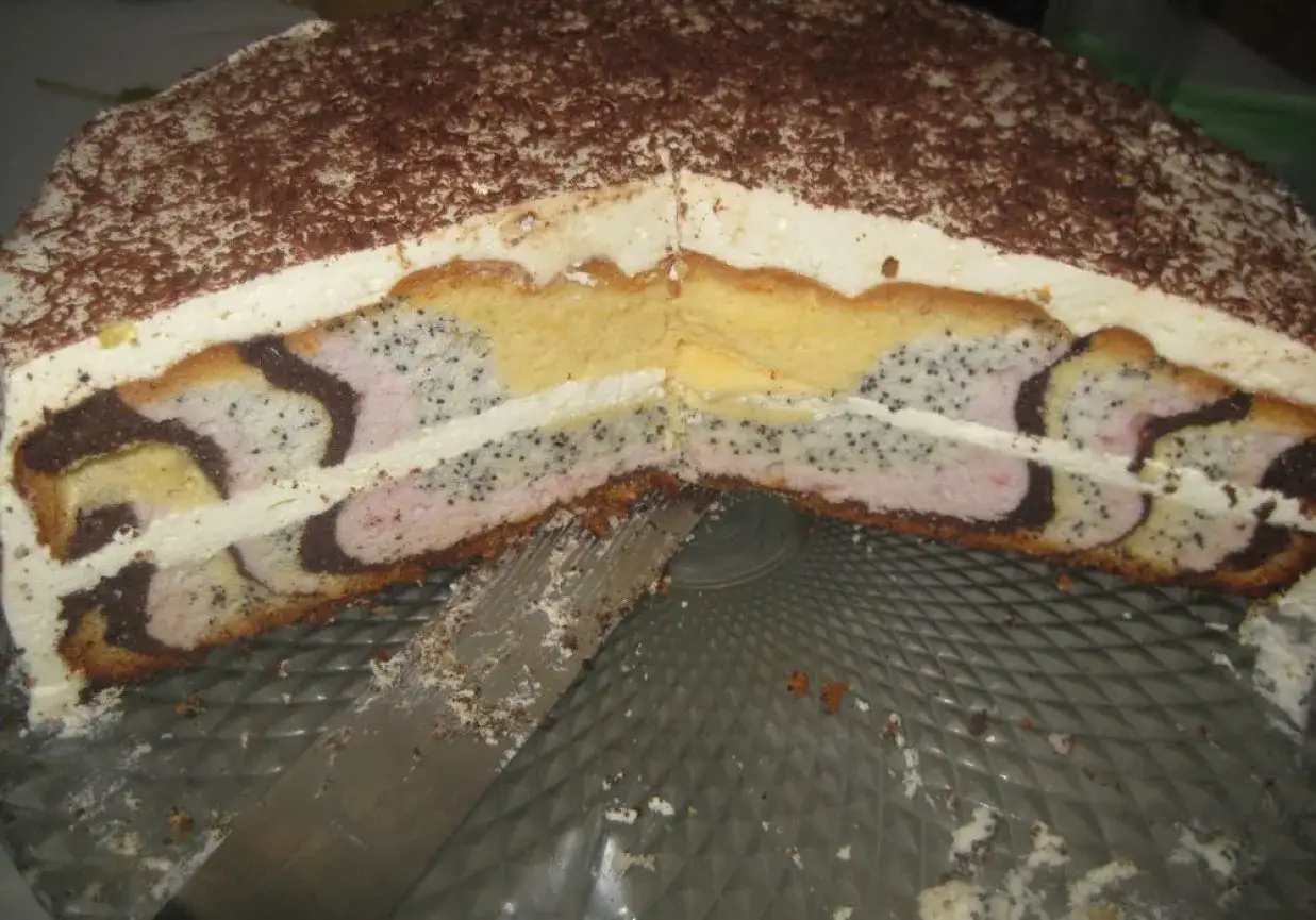 Ciasto tulipan duża blacha z kremem i makiem, ozdobione czekoladową posypką.