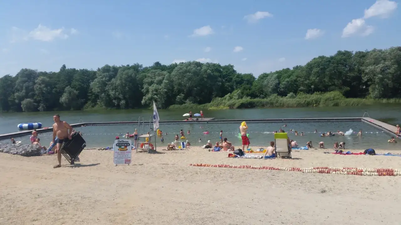 Ludzie odpoczywają i kąpią się nad wodą w żwirowni Międzyrzec Podlaski.