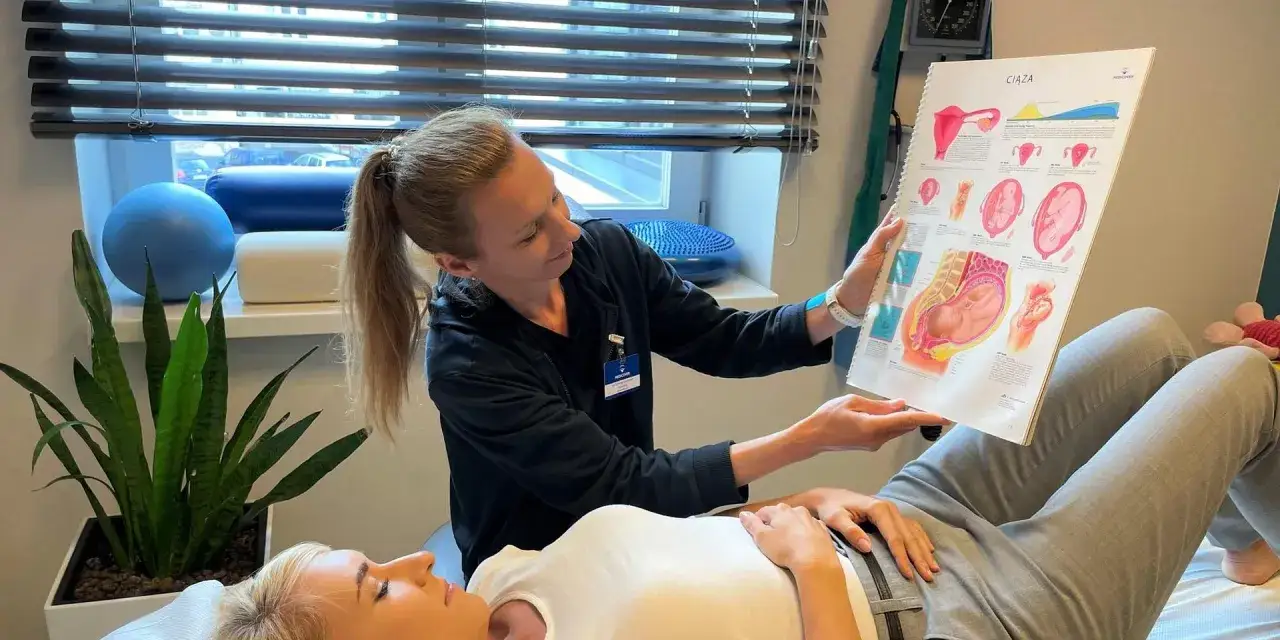Fizjoterapeuta uroginekologiczny podczas konsultacji z pacjentką