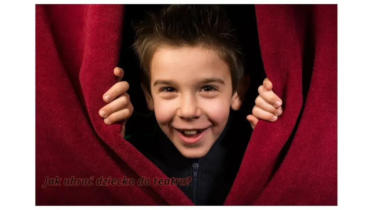 Uśmiechnięty chłopiec zagląda zza teatralnej kurtyny. Dowiedz się, jak ubrać dziecko do teatru, by czuło się wyjątkowo.