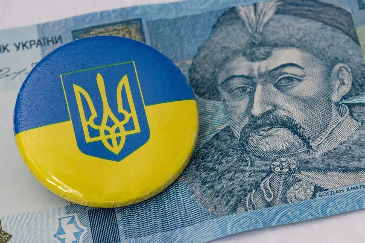 Odznaka z godłem Ukrainy i portret Bohdana Chmielnickiego na banknocie. Co można przywieźć z Ukrainy? Pamiątki narodowe!