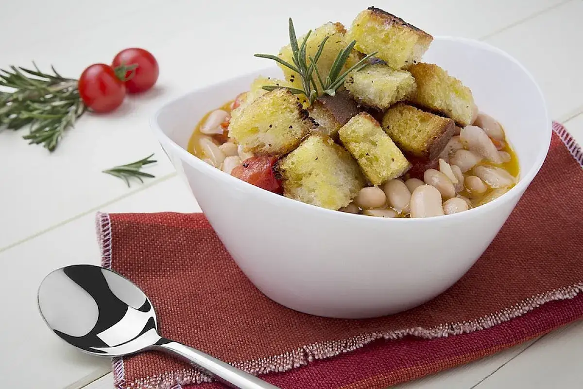 Minestra di fagioli cannellini fumante con crostini