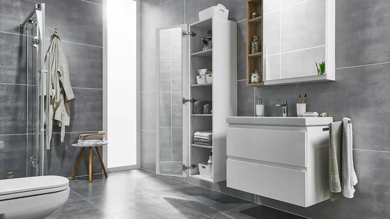 Pionowe przechowywanie kosmetyków w łazience