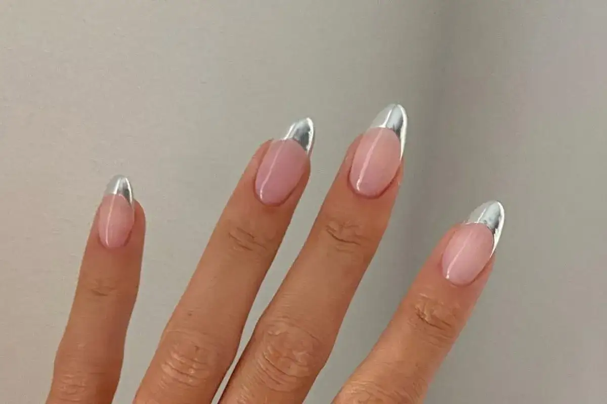 Nowe oblicze frencha: różowe paznokcie z metalicznym, srebrnym wykończeniem. Czy french jest jeszcze modny? Zdecydowanie w tej odsłonie!