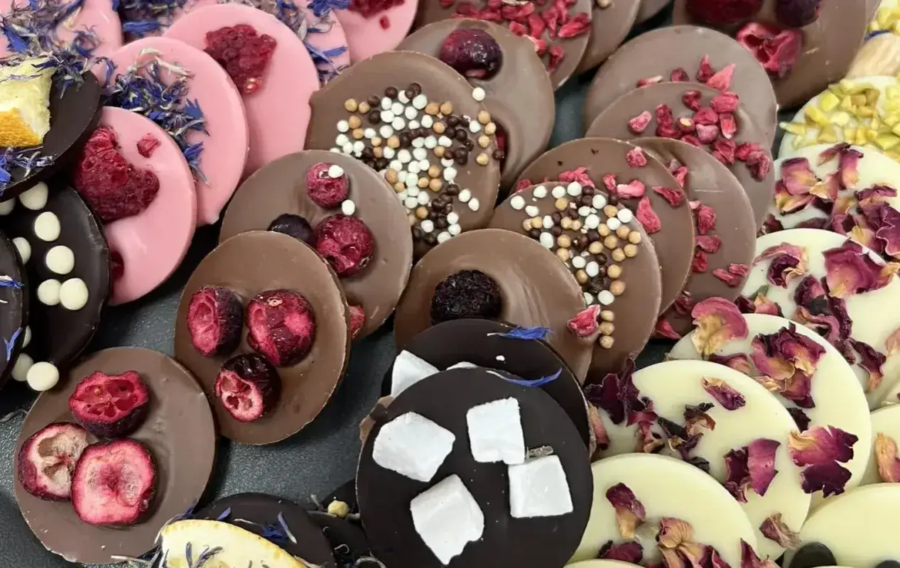 Kolorowe czekoladki z owocami i płatkami r&oacute;ż &ndash; idealne pomysły na dzień czekolady.