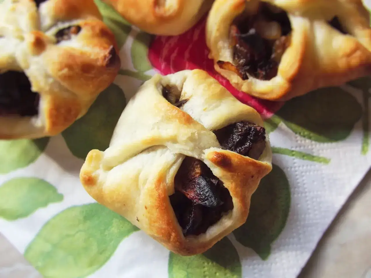 Pyszne sakiewki z ciasta francuskiego z nadzieniem. Idealne na przekąskę.