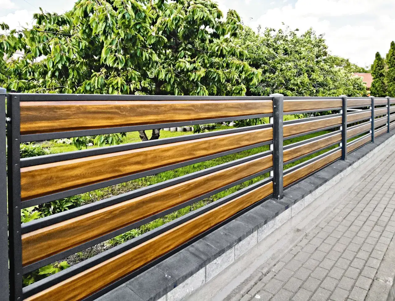 Narzędzia i materiały do budowy płotu drewnianego