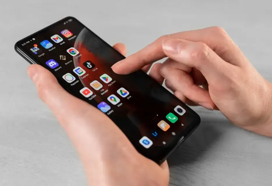 telefon z ikoną facebooka i znakiem zapytania lub błędu