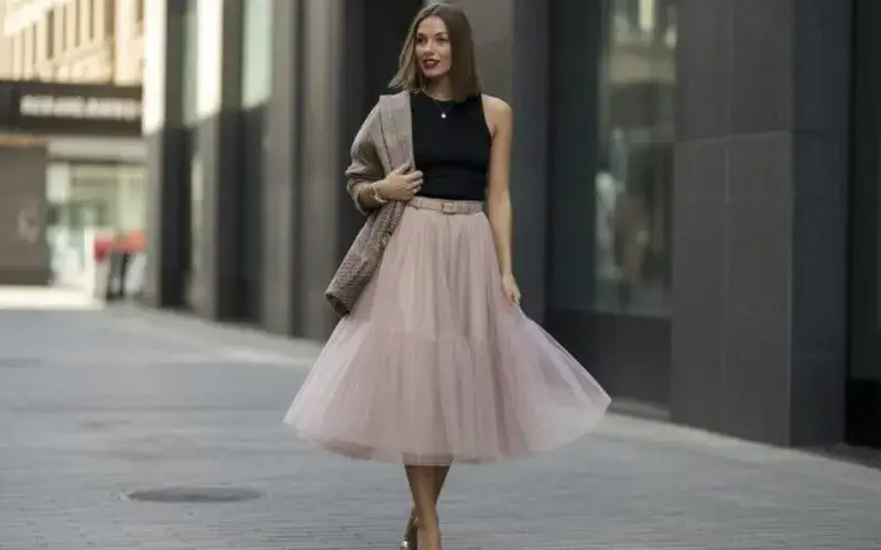 kobieta w stylizacji ze spódnicą ecru i kolorową górą