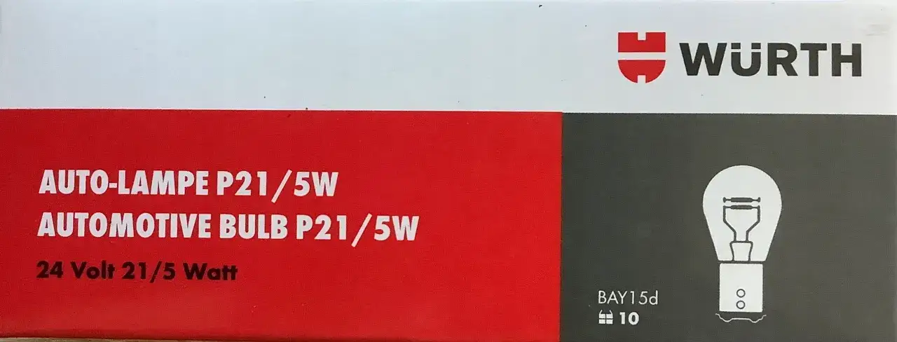 Czerwona żarówka P21/5W w lampie samochodowej