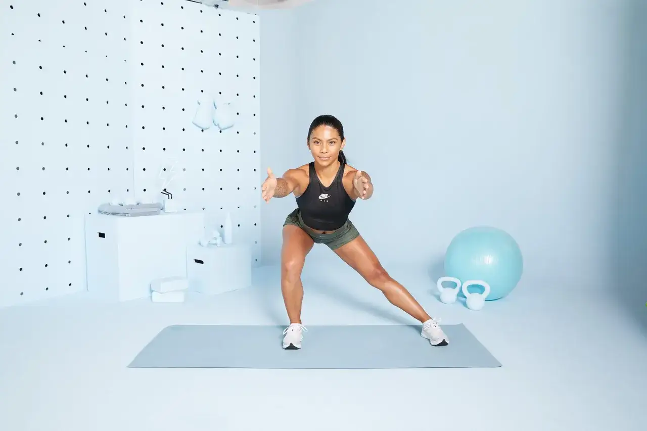 Kobieta wykonuje ćwiczenie cossack squat na macie.