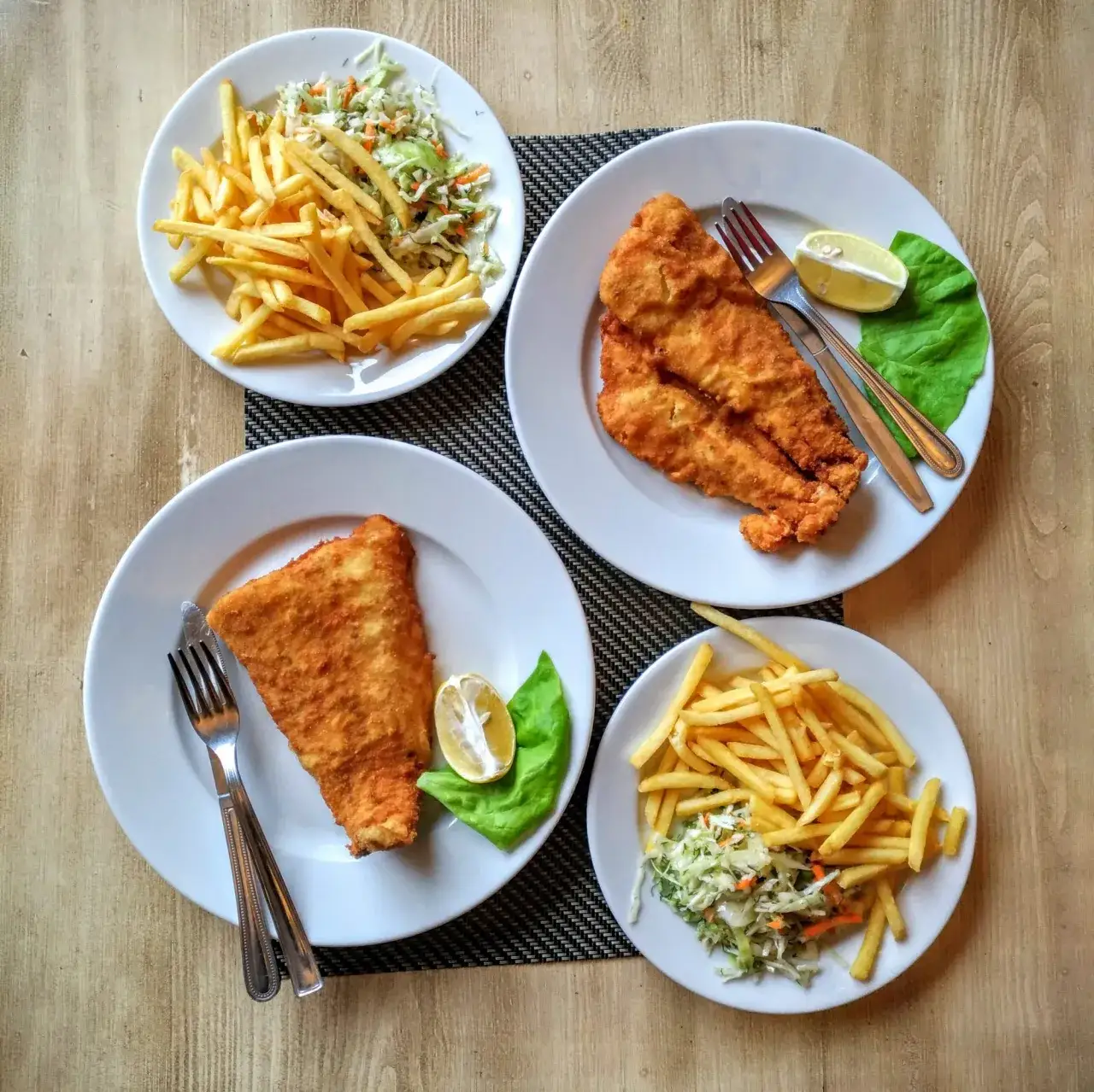 świeża smażona ryba z frytkami i surówką