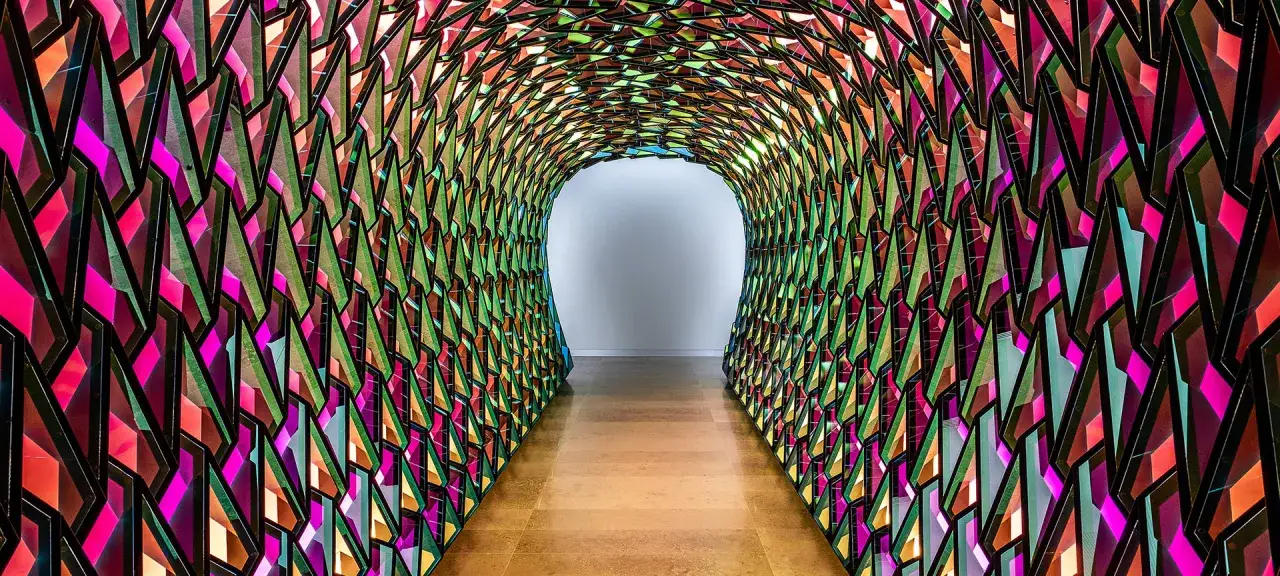 Kolorowy tunel z witrażowych paneli w Muzeum Sztuk Pięknych w Walencji.