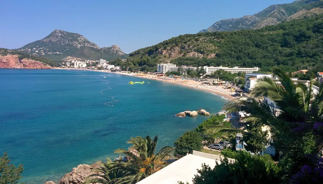 Sutomore atrakcje: piaszczysta plaża, turkusowe morze, g&oacute;ry i palmy. Idealne miejsce na wakacje.