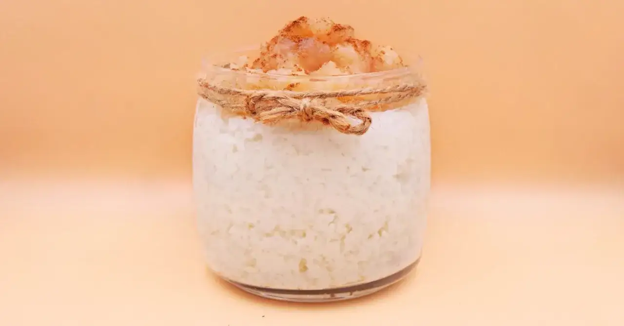 Słoiczek z ryżem i jabłkiem, idealny jako pierwszy posiłek dla niemowlaka. Od kiedy można podawać?