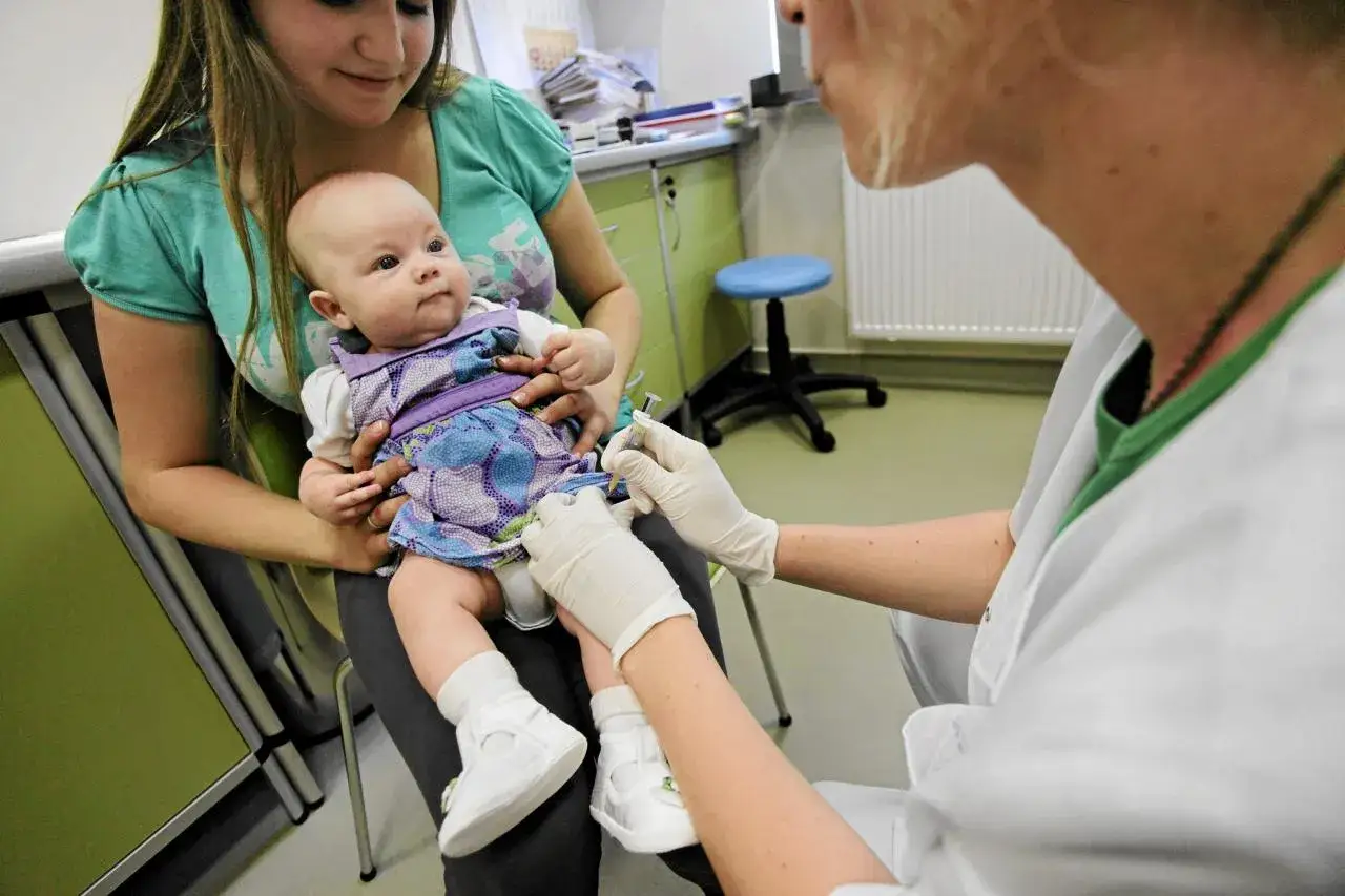 rodzic płacący grzywnę za brak szczepień