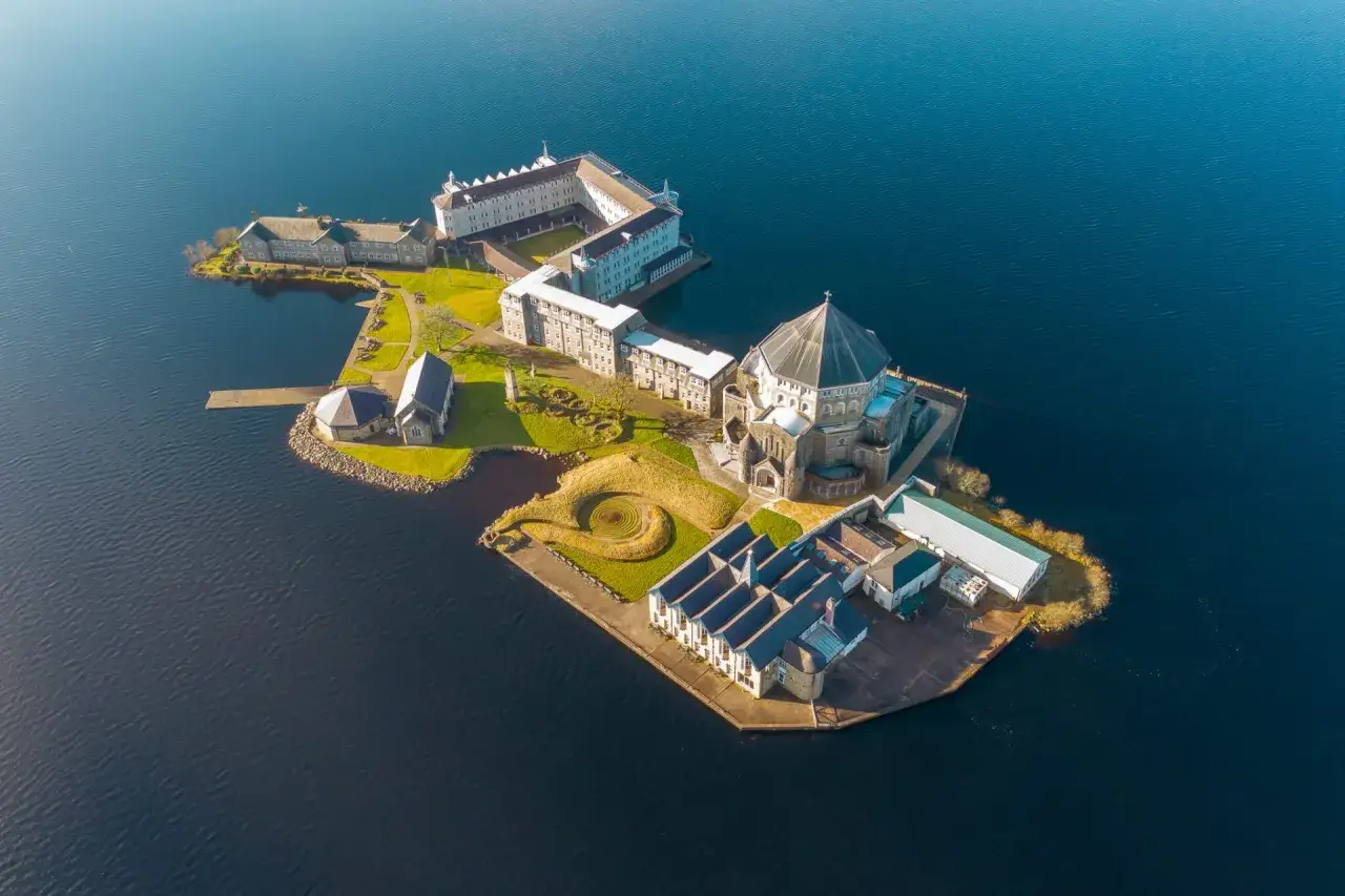 Wyspa z klasztorem i kościołem, otoczona wodą. Miejsce to, niczym kraj świętych i grzeszników, budzi podziw i zadumę.