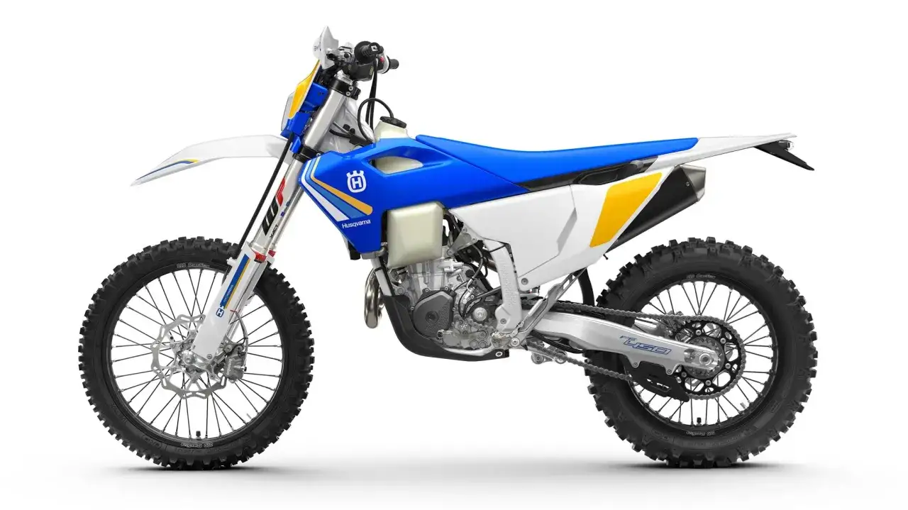 Nowy motor Husqvarna 450 w kolorach biało-niebiesko-ż&oacute;łtym, gotowy na terenowe wyzwania.