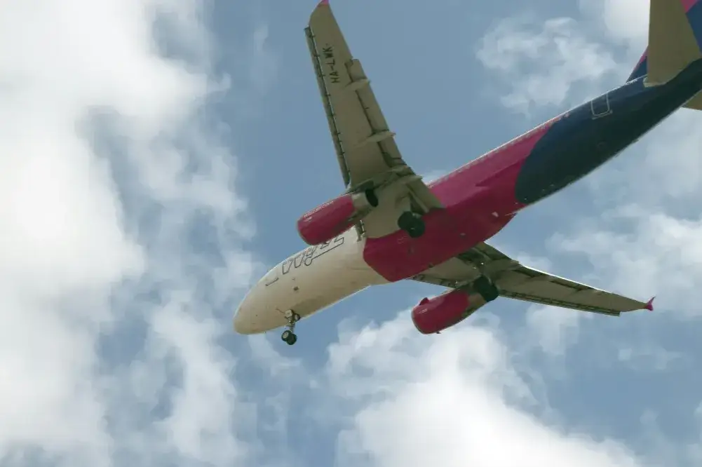 Zdjęcie Wizzair ile przed odlotem na lotnisku - uniknij stresu i spóźnienia