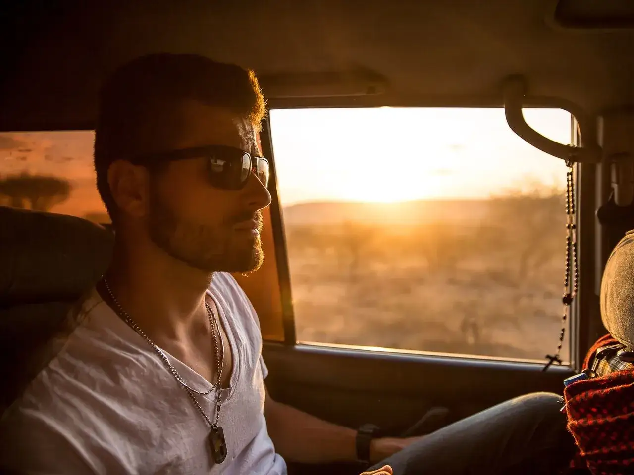 Mężczyzna z trzydniowym zarostem r&oacute;żne długości