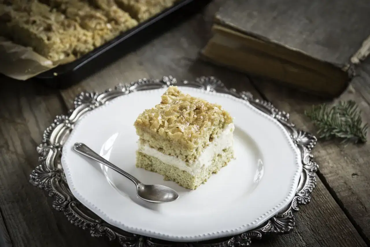 Pyszne ciasto z kaszą manną, przełożone kremem i posypane kruszonką. Idealne na deser.