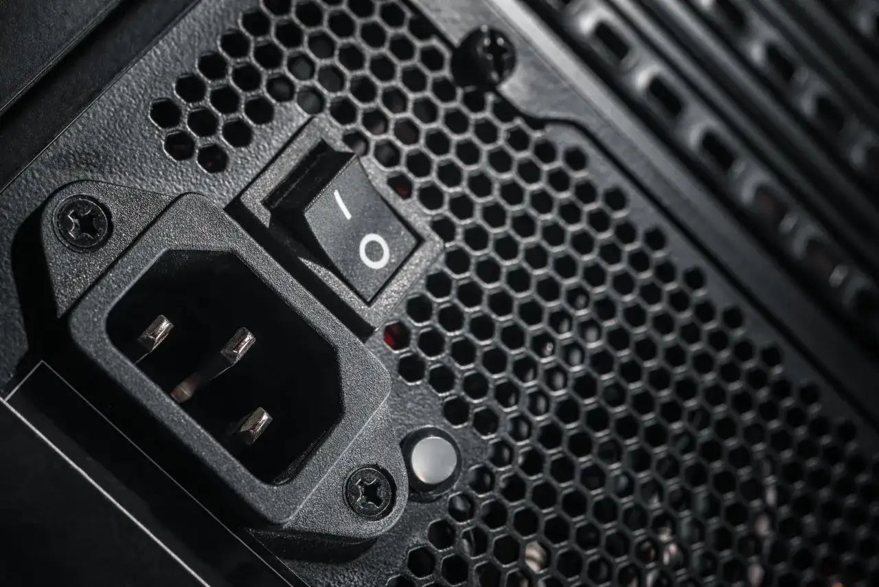 Osoba sprawdzająca parametry zasilacza i urządzenia