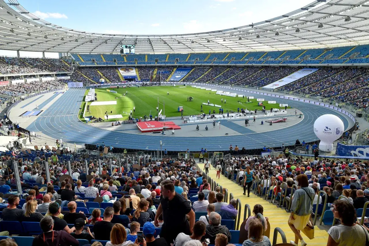 Widok stadionu podczas lekkoatletycznych mistrzostw świata. Tłumy kibiców na trybunach, bieżnia i murawa gotowe na emocje.