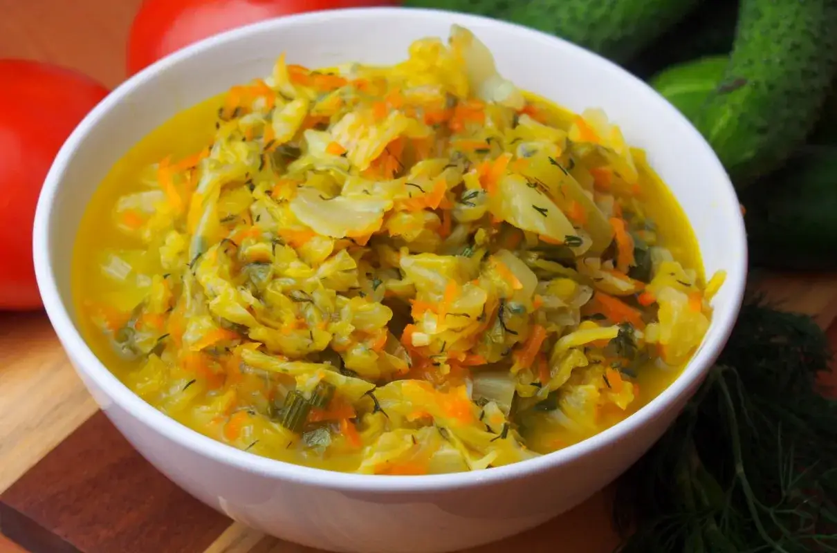 Pyszne danie z młodej kapusty z marchewką i koperkiem. Idealne, gdy zastanawiasz się, co zrobić z młodej kapusty na obiad.