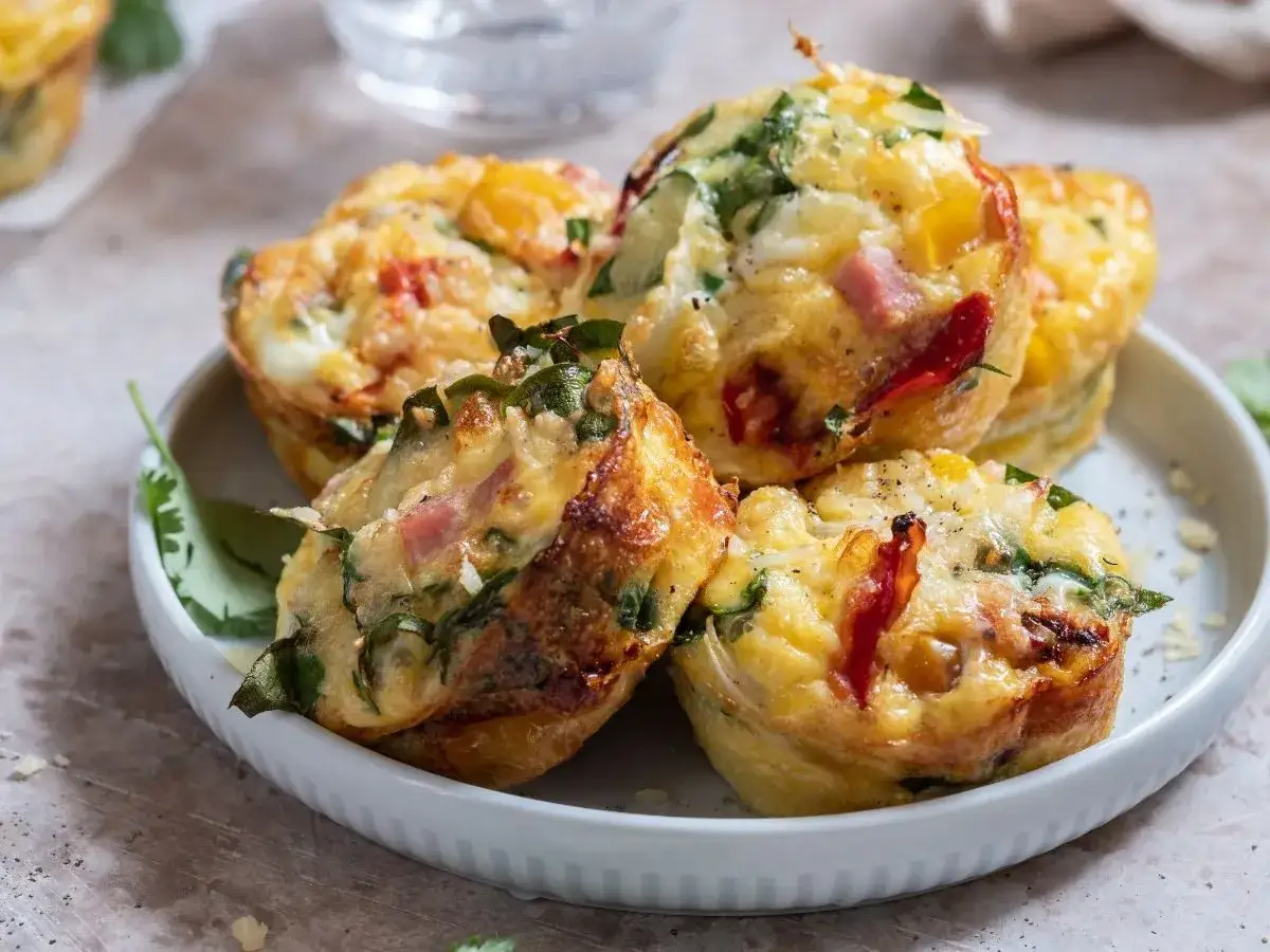 Pyszne muffinki jajeczne z warzywami i szynką – idealne co na obiad z jajek.