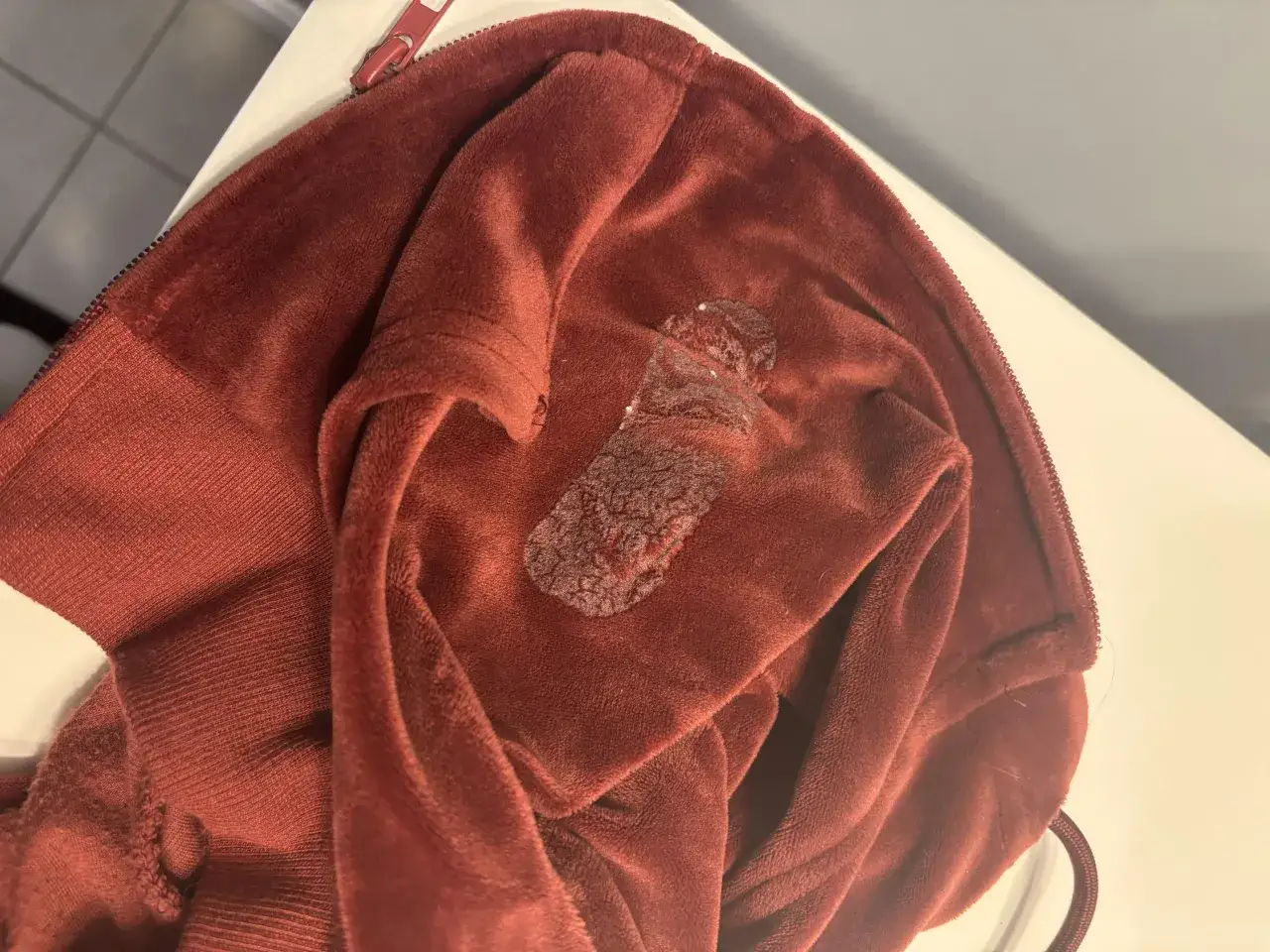 bluza z plamą kleju