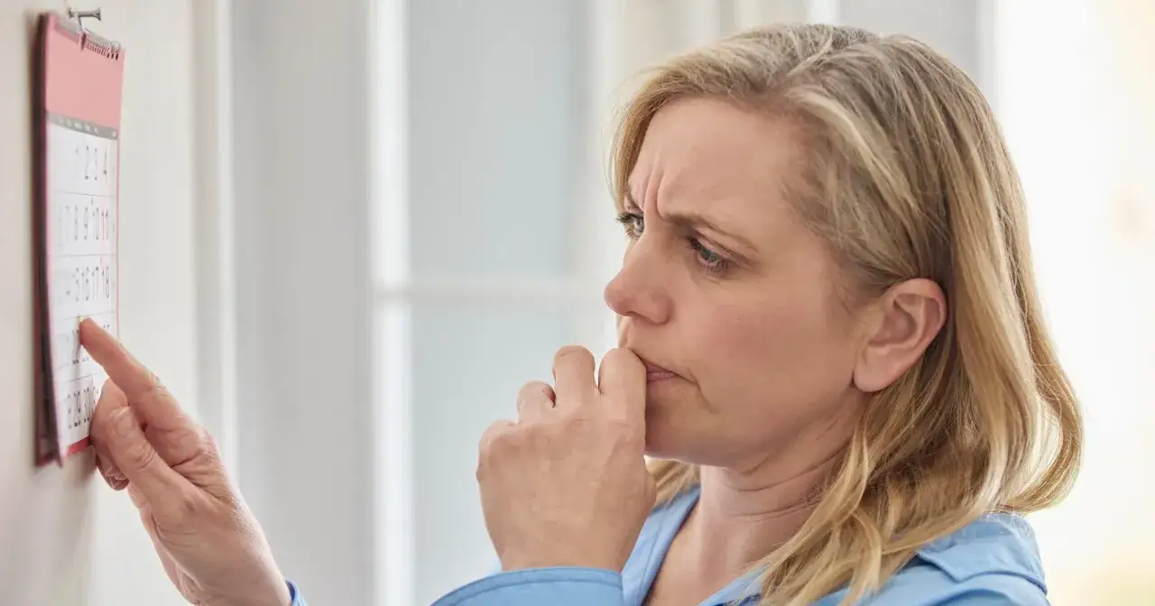 kobieta zastanawiająca się nad objawami menopauzy